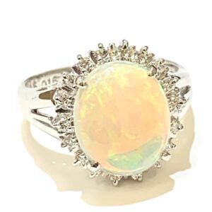 Ｐt900 ホワイトオパール メレダイヤ付き リング